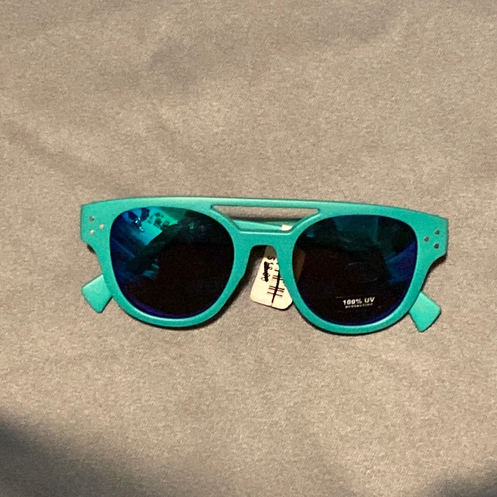 Turquoise sunglasses 😎